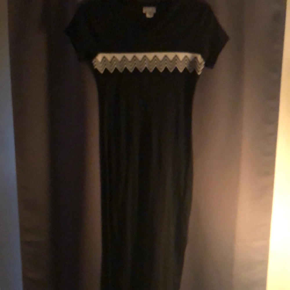 Form fitting black & white Maxi!